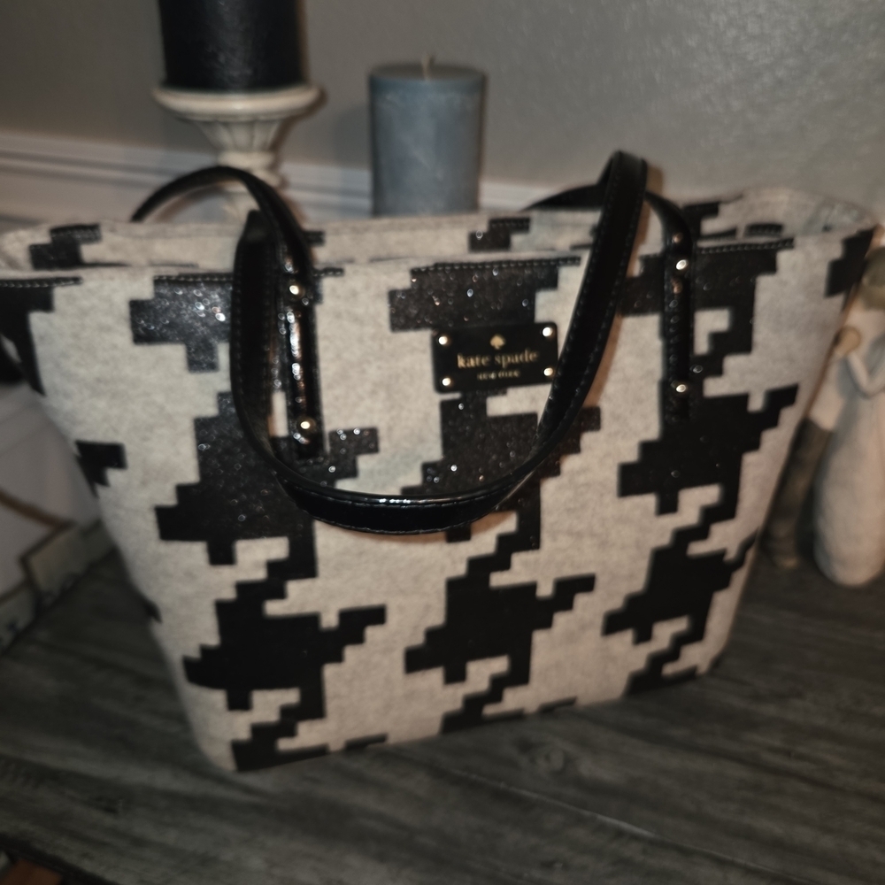 Kate Spade Limited Addition Black and Cream Tote with Storybook Pouch NWOT - Picture 10 of 11